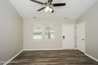 260 E Blue Jay Rd in Louisville, KY - Building Photo - Building Photo