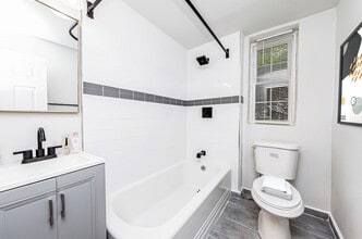 Delco Apartments in Essington, PA - Foto de edificio - Building Photo