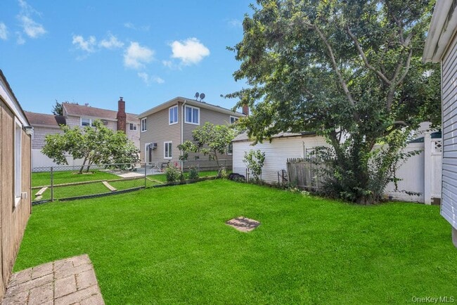 10 Dorothy Ct in Merrick, NY - Building Photo - Building Photo