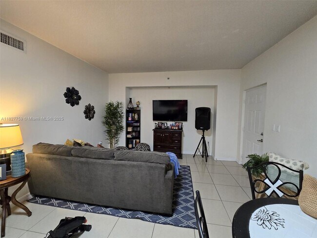 8440 SW 8th St in Miami, FL - Building Photo - Building Photo