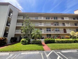 300 Captains Walk, Unit 101 in Delray Beach, FL - Building Photo
