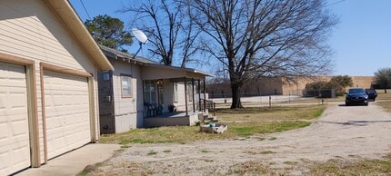 118 Maple St in Commerce, TX - Building Photo - Building Photo