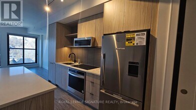 185 Dunlop St E in Barrie, ON - Building Photo - Building Photo