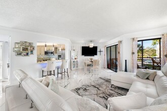 5850 Camino Del Sol in Boca Raton, FL - Building Photo - Building Photo