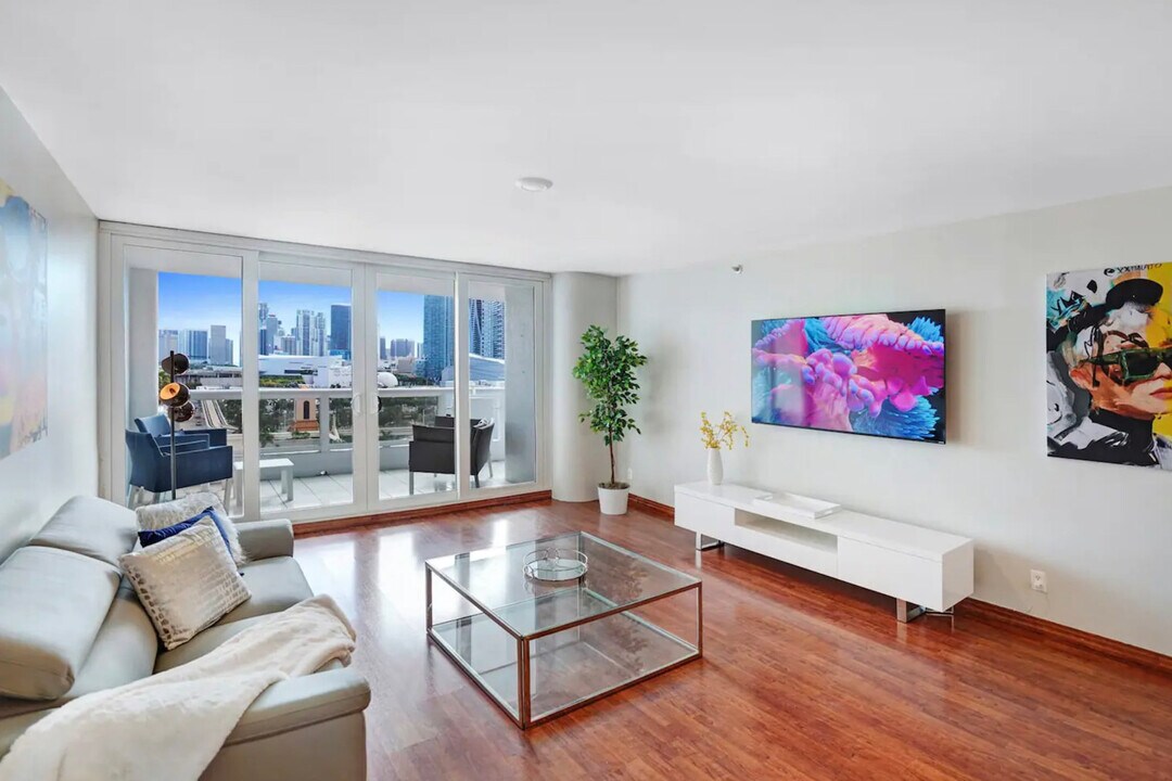 1717 N Bayshore Dr in Miami, FL - Building Photo