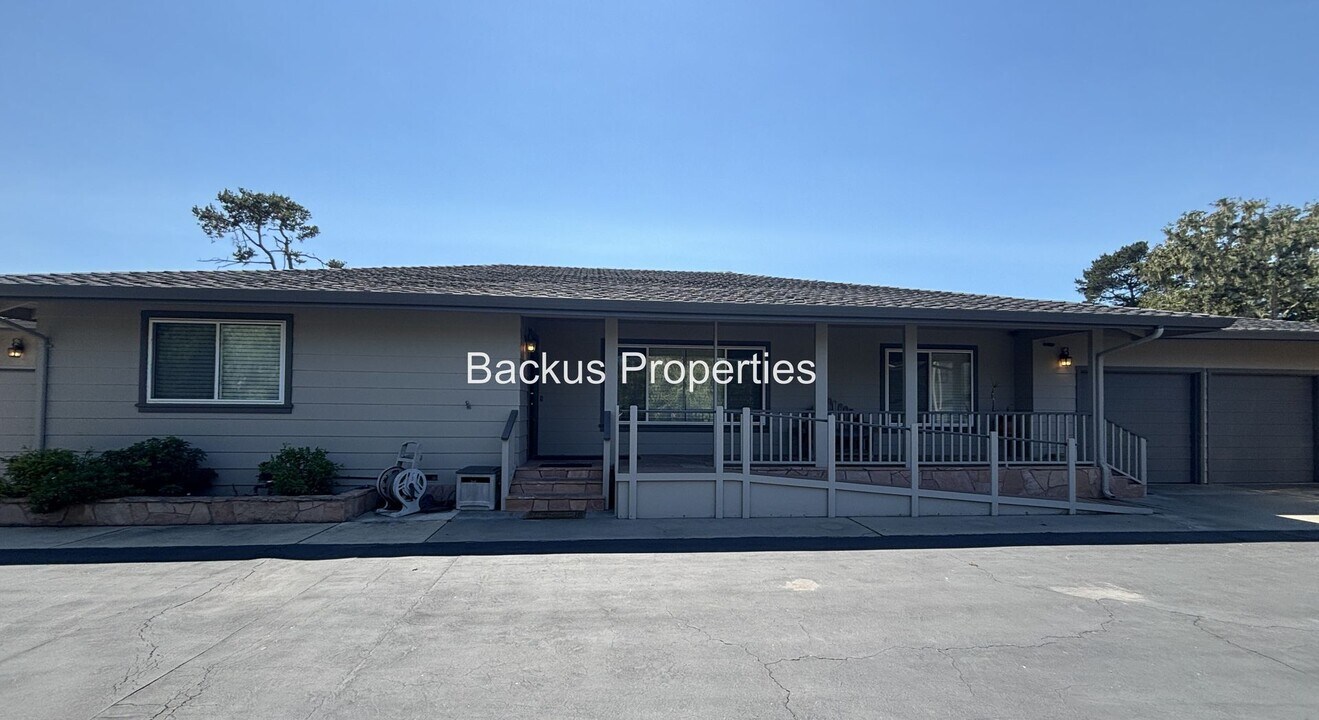 1196 Castro Rd in Monterey, CA - Building Photo