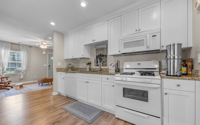 2408 Sunset Dr in Chesapeake, VA - Building Photo - Building Photo