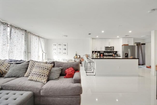 3961 Adra Ave in Doral, FL - Foto de edificio - Building Photo