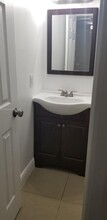 34 SW 9th St-Unit -1 in Hallandale Beach, FL - Building Photo - Building Photo