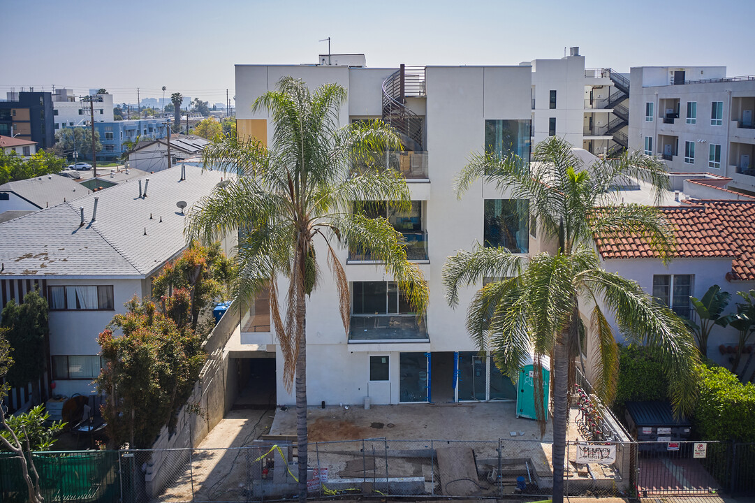 5814 La Mirada Ave in Los Angeles, CA - Building Photo