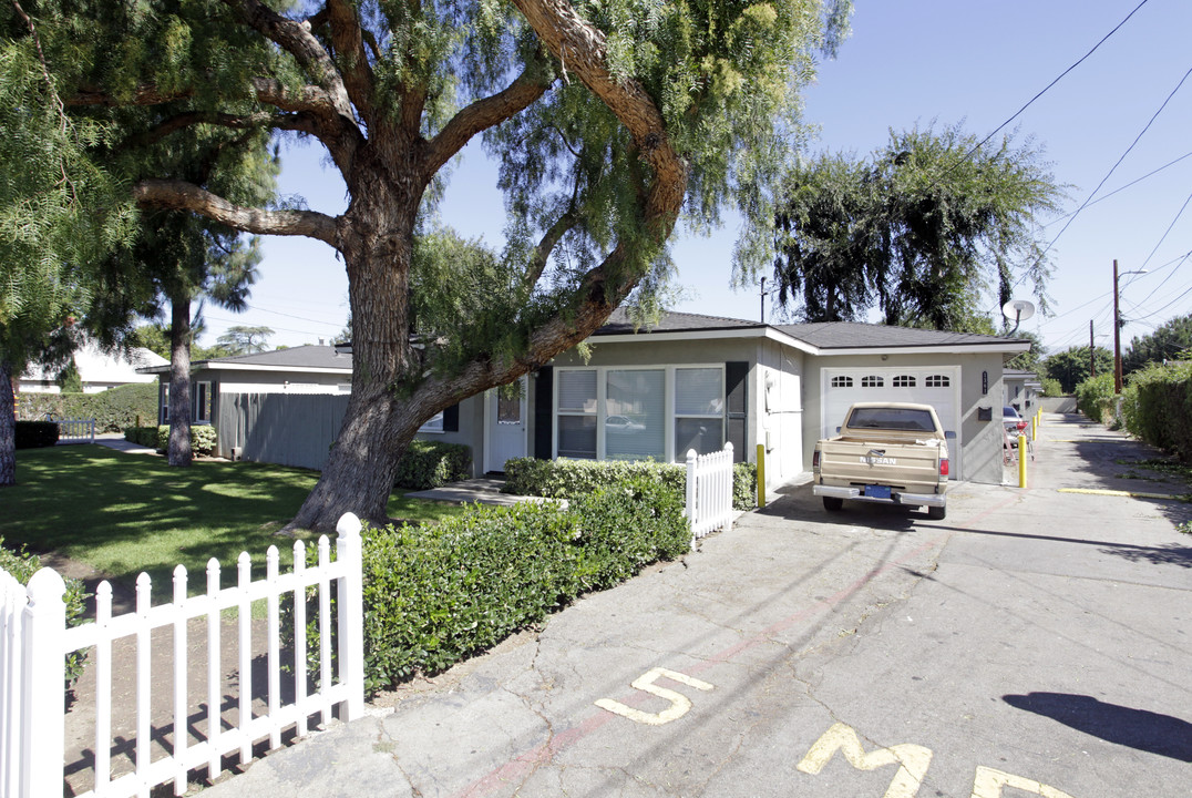 1361 Laurel Ave in Pomona, CA - Foto de edificio