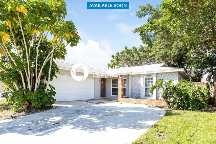 1706 Cromwell Dr in Tarpon Springs, FL - Building Photo