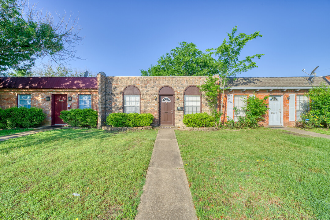 1606 Leona Dr in College Station, TX - Foto de edificio