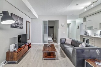 255 Queen St W in Toronto, ON - Building Photo - Building Photo