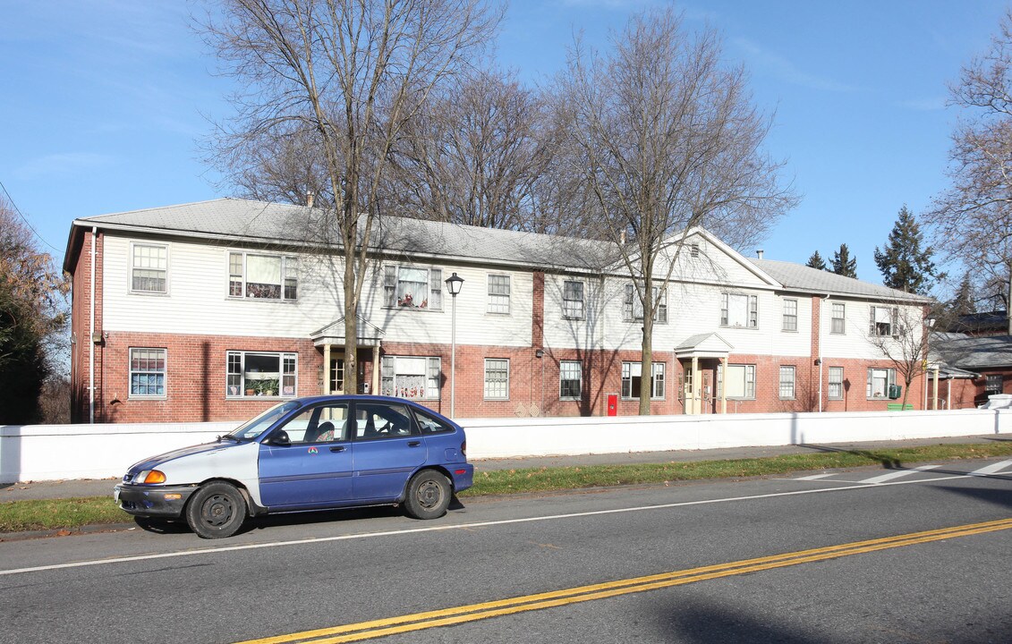 Wiltwyck Gardens in Kingston, NY - Foto de edificio
