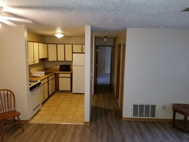 Courtyard Apartments in Newton, IA - Building Photo - Building Photo