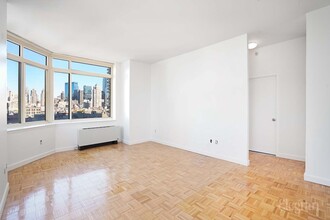 420 W 42nd St, Unit APT 23B in New York, NY - Foto de edificio - Building Photo