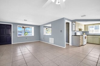 1415 Yale Dr in Holiday, FL - Foto de edificio - Building Photo