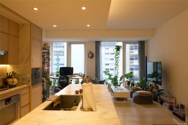 138 E 50th St in New York, NY - Building Photo - Building Photo