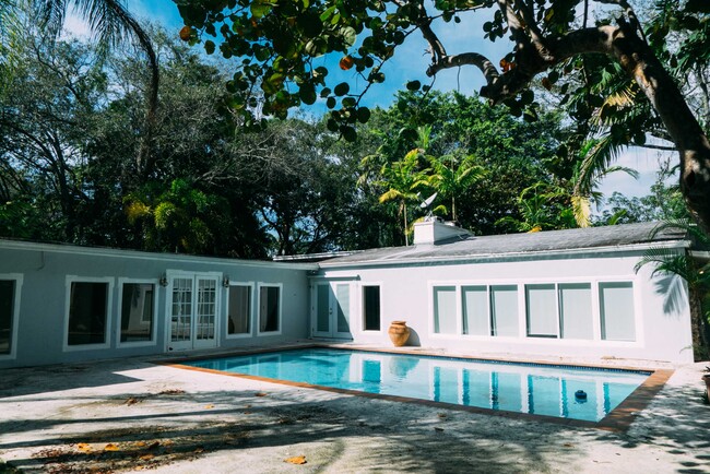 5805 SW 81st St in Miami, FL - Building Photo - Building Photo