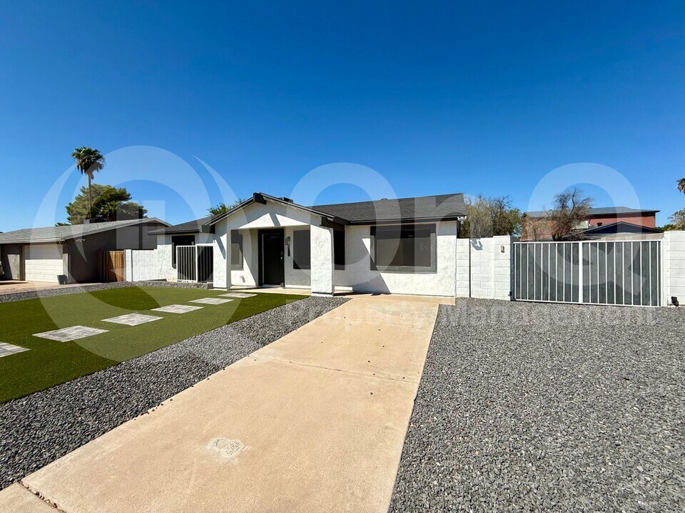 13214 N 42nd St in Phoenix, AZ - Building Photo