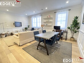 205 E St, Unit 12 in Boston, MA - Foto de edificio - Building Photo