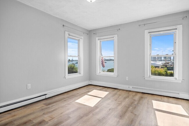 294 Marginal St, Unit #1 in Boston, MA - Foto de edificio - Building Photo
