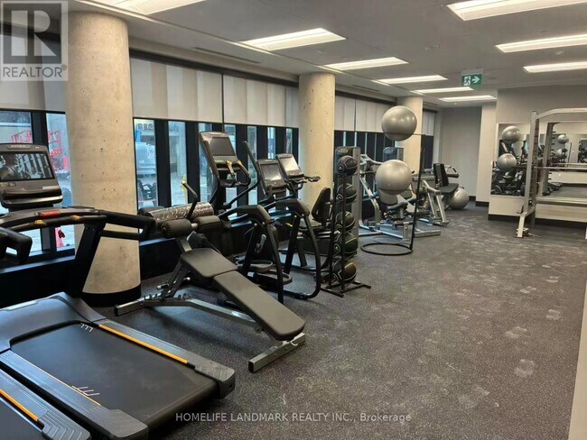 5858 Yonge St in Toronto, ON - Building Photo - Building Photo