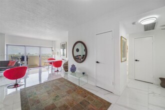 880 NE 69th St in Miami, FL - Building Photo - Building Photo