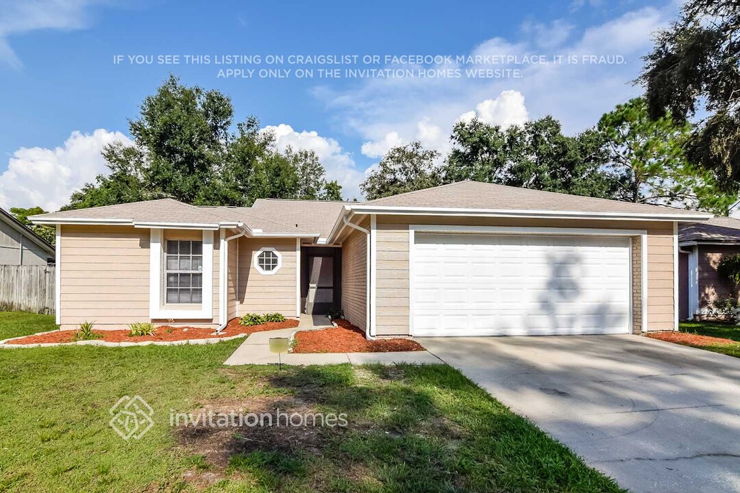 1640 Spinning Wheel Dr in Lutz, FL - Building Photo