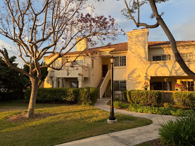 750 Breeze Hill Rd in Vista, CA - Foto de edificio - Building Photo