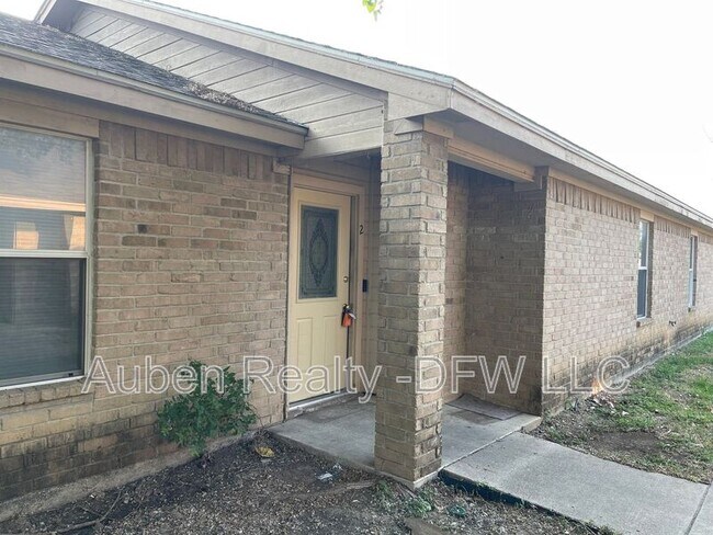 121 Cambridge Dr in Saginaw, TX - Building Photo - Building Photo