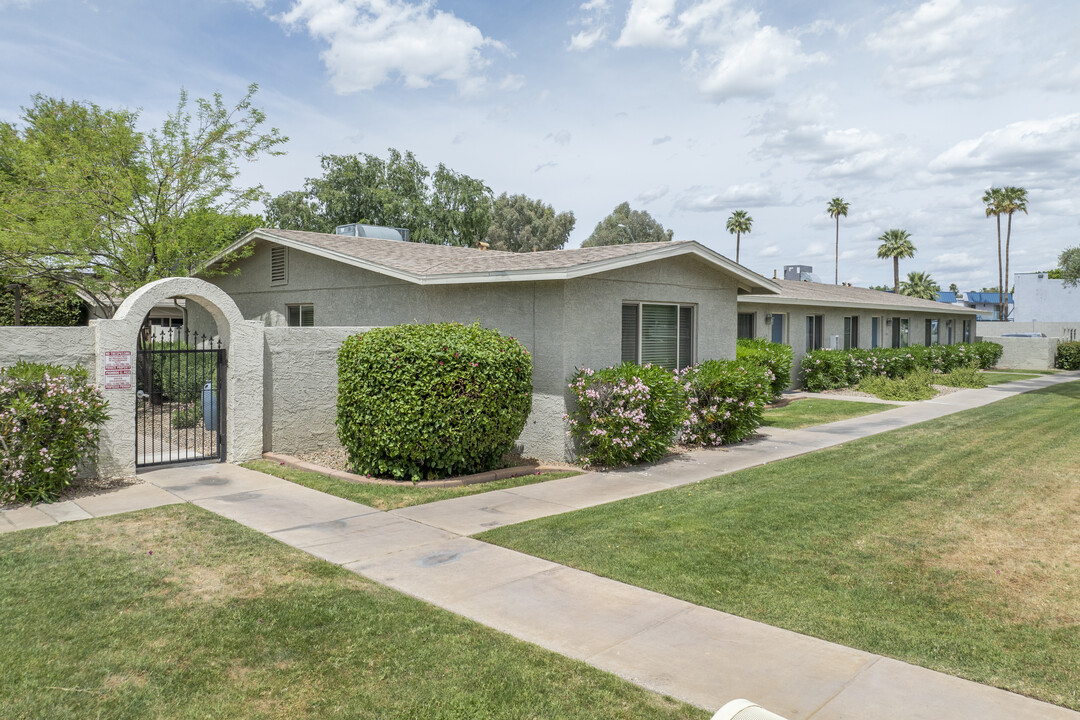 Emerald Park Condominiums in Phoenix, AZ - Foto de edificio