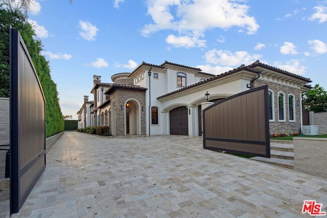 20101 SW Cypress St in Newport Beach, CA - Building Photo - Building Photo