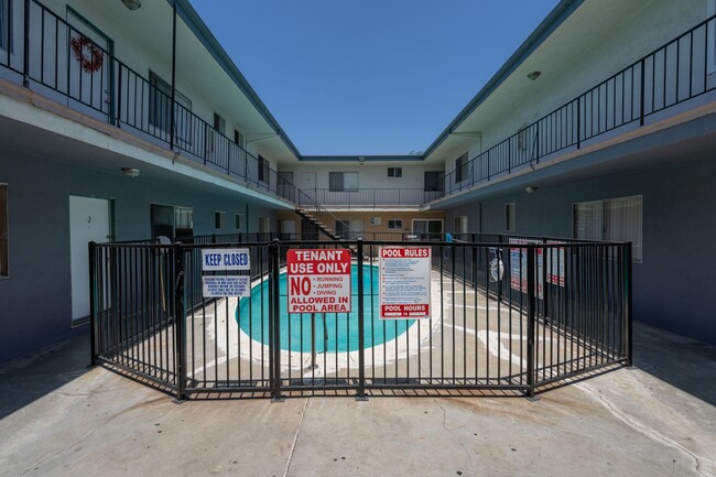 4011 W. 129th Street in Hawthorne, CA - Foto de edificio - Building Photo