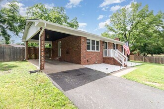 203 Pecan Ln in Fredericksburg, VA - Foto de edificio - Building Photo