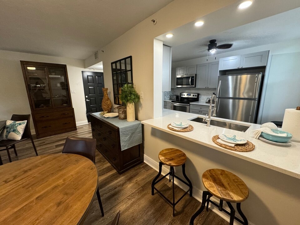 2025 Lavers Cir, Unit 301 in Delray Beach, FL - Building Photo