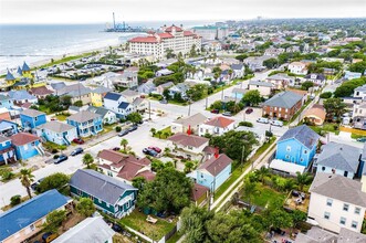 1820 Avenue O 1/2 in Galveston, TX - Building Photo - Building Photo