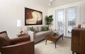 1690 North Loop in Houston, TX - Building Photo - Building Photo