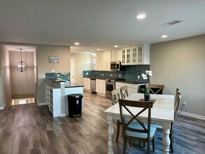 130 Tamana Dr in Tiki Island, TX - Building Photo - Building Photo