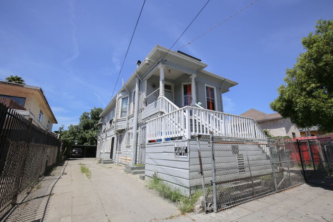 9701 D St in Oakland, CA - Building Photo