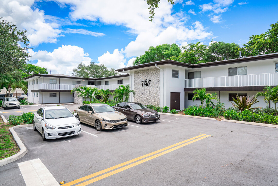 Sunrise Lakeside Villas in Sunrise, FL - Building Photo