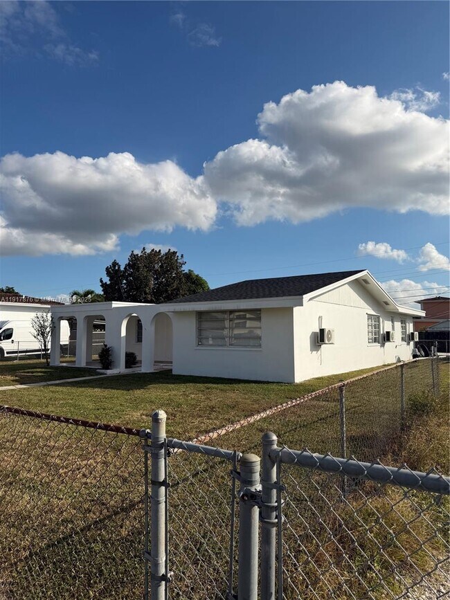 9970 SW 40th Terrace in Miami, FL - Building Photo - Building Photo
