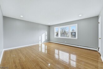 5 Josh Ct in Clifton, NJ - Building Photo - Building Photo