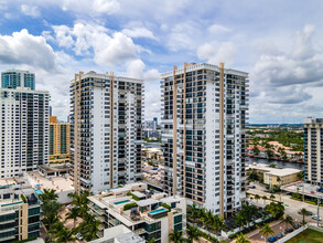 Quadomain Valencia Tower in Hollywood, FL - Building Photo - Building Photo