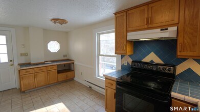 42 Woodbridge St in Manchester, CT - Building Photo - Building Photo