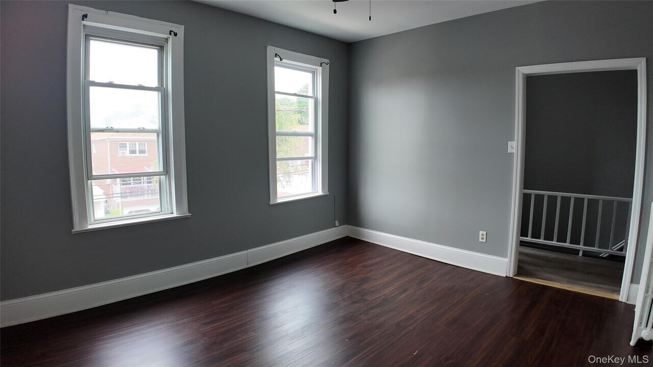 2732 Fish Ave in Bronx, NY - Building Photo