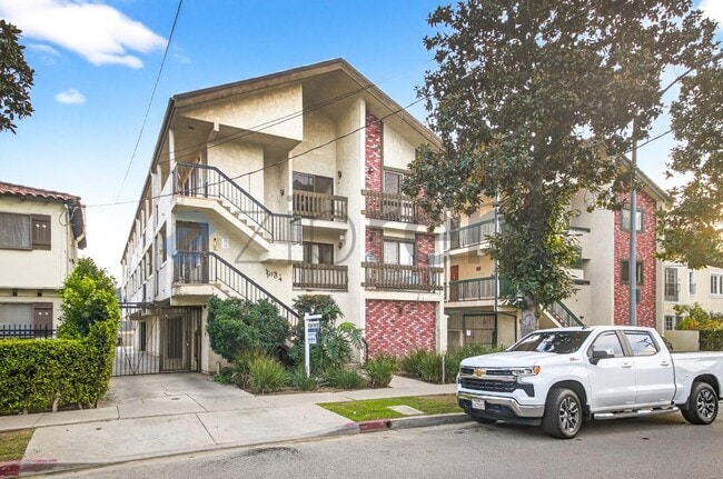 property at 1004 E Garfield Ave