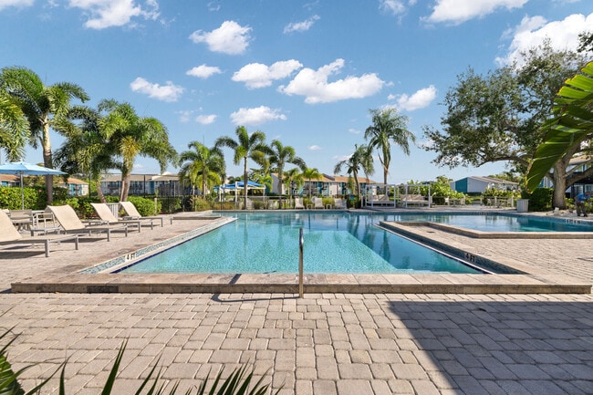 Trellis at the Lakes in St. Petersburg, FL - Building Photo - Building Photo