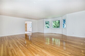 8 Beechtree Dr in Larchmont, NY - Building Photo - Building Photo